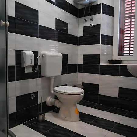 Ivana Rooms 3*